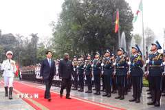 Chủ tịch nước Lương Cường và Tổng thống Burundi Évariste Ndayishimiye duyệt Đội danh dự Quân đội Nhân dân Việt Nam. (Ảnh: Lâm Khánh/TTXVN)