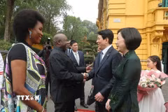 Chủ tịch nước Lương Cường và Phu nhân đón Tổng thống Cộng hòa Burundi Évariste Ndayishimiye và Phu nhân. (Ảnh: Lâm Khánh/TTXVN)