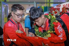 Cầu thủ đội tuyển bóng đá Việt Nam ký tặng người hâm mộ. (Ảnh: Phan Phương/TTXVN)