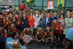 Lãnh đạo Cục Thể dục thể thao và người hâm mộ chụp ảnh lưu niệm cùng đội tuyển Việt Nam. (Ảnh: Phan Phương/TTXVN)