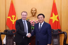 Ông Nguyễn Xuân Thắng và ông Michael Aastrup Jensen, Chủ tịch Đảng Tự do, Chủ nhiệm Ủy ban Chính sách Đối ngoại, Quốc hội Đan Mạch. (Ảnh: Văn Điệp/TTXVN)