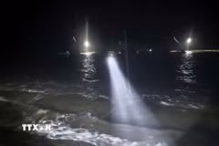 Khu vực đảo Trần (Đặc khu Cô Tô) mất điện, mưa lớn kèm dông lốc, sóng dâng cao trong đêm 4/7. (Ảnh: TTXVN phát)
