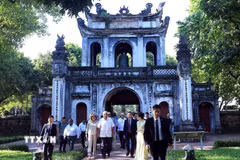 Tổng thống Cộng hòa Panama José Raúl Mulino và Phu nhân thăm Văn Miếu-Quốc Tử Giám sáng 6/10. (Ảnh: Tuấn Anh/TTXVN)