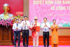 Lãnh đạo tỉnh Nghệ An tặng hoa chúc mừng Đại tá Đinh Việt Dũng. (Nguồn: Báo Nghệ An)