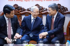 Thủ tướng Lê Minh Hưng đến thăm đảng viên lão thành Đoàn Thế Đính, Chi bộ Tổ dân phố Quang Trung, Đảng bộ phường Hồng Bàng, thành phố Hải Phòng. (Ảnh: Dương Giang/TTXVN)