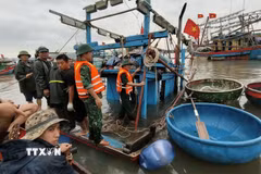 Bộ đội Biên phòng Cửa khẩu cảng Nghi Sơn cùng lực lượng chức năng, Tổ đoàn kết trên biển cùng chủ tàu và các ngư dân trong khu vực hỗ trợ trục vớt tài sản, đồng thời lai dắt phương tiện vào gần bờ để xử lý và khắc phục hậu quả. (Ảnh: TTXVN phát)