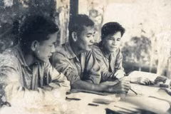 Đại tướng Nguyễn Chí Thanh (phải) cùng Thượng tướng Trần Văn Trà (trái), Tư lệnh quân Giải phóng nghe cán bộ tác chiến báo cáo tình hình tại nhà nghỉ của Đại tướng (gần Bộ Chỉ huy miền Nam), năm 1966. (Nguồn: Bảo tàng Đại tướng Nguyễn Chí Thanh)