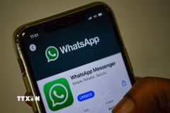 Biểu tượng của ứng dụng WhatsApp trên màn hình điện thoại. (Ảnh: AFP/TTXVN)