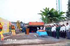 Lễ triển khai tìm kiếm, quy tập hài cốt liệt sỹ tại ấp Lạc An, xã Thường Tân. (Ảnh: TTXVN phát)