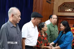 Bà Bùi Thị Minh Hoài, Ủy viên Bộ Chính trị, Bí thư Trung ương Đảng, Chủ tịch Ủy ban Trung ương MTTQ Việt Nam tặng quà gia đình chính sách, người nghèo, người có hoàn cảnh khó khăn trên địa bàn tỉnh Ninh Bình. (Ảnh: Thanh Tuấn/TTXVN)