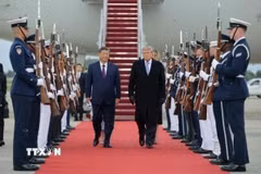 Tổng thống Mỹ Donald Trump và Chủ tịch Trung Quốc Tập Cận Bình bước đi trên thảm đỏ tại Căn cứ không quân Andrews, bang Maryland, ngày 23/9/2026. (Ảnh: Kyodo/TTXVN phát)