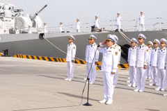 Đại tá Đỗ Minh báo cáo Bộ trưởng Bộ Quốc phòng Việt Nam về kết quả các hoạt động giao lưu tại TP. Bắc Hải và công tác chuẩn bị tuần tra liên hợp. (Nguồn: Hải quân Việt Nam)