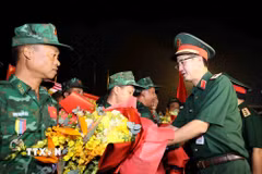 Lãnh đạo Bộ Quốc phòng tặng hoa chúc mừng đoàn. (Ảnh: An Đăng/TTXVN)