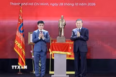 Tổng Bí thư, Chủ tịch nước Tô Lâm trao tặng bức tượng Chủ tịch Hồ Chí Minh cho Đại học Kinh tế Thành phố Hồ Chí Minh. (Ảnh: Thống Nhất/TTXVN)
