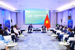 Thủ tướng Lê Minh Hưng tiếp Giám đốc điều hành Diễn đàn Kinh tế Thế giới (WEF) Stephan Mergenthaler. (Ảnh: Dương Giang/TTXVN)