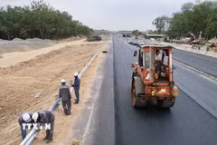 Nhân lực, máy móc thi công tại Dự án thành phần 1, cao tốc Biên Hòa-Vũng Tàu. (Ảnh: Công Phong/TTXVN)