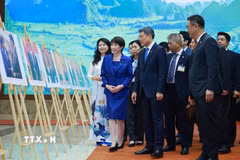 Thủ tướng Lê Minh Hưng và Thủ tướng Nhật Bản Takaichi Sanae tham quan Trưng bày ảnh về quan hệ hợp tác giữa hai nước. (Ảnh: Dương Giang/TTXVN)