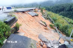 Vị trí sạt lở gần Cửa khẩu quốc tế Cha Lo dài 100m bờ kè dọc sông, suối bị sụt lún, sạt lở. (Ảnh: Tá Chuyên/TTXVN)