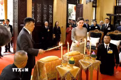 Nhà vua Thái Lan Maha Vajiralongkorn Phra Vajiraklaochaoyuhua và Hoàng hậu Suthida Bajrasudhabimalalakshana thực hiện nghi lễ thắp nến cầu an tại chùa Quán Sứ. (Ảnh: An Đăng/TTXVN)