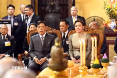 Nhà vua Thái Lan Maha Vajiralongkorn Phra Vajiraklaochaoyuhua và Hoàng hậu Suthida Bajrasudhabimalalakshana dự lễ cầu an tại chùa Quán Sứ. (Ảnh: An Đăng/TTXVN)