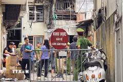 Lực lượng chức năng phong tỏa hiện trường vụ cháy tại ngõ 2B Văn Cao, phường Tây Hồ, thành phố Hà Nội để phục vụ công tác điều tra. (Ảnh: Trung Nguyên/TTXVN)
