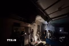 Lực lượng Cảnh sát Phòng cháy chữa cháy và Cứu nạn cứu hộ Hà Nội khẩn trương tìm kiếm cứu nạn và tổ chức dập tắt đám cháy. (Ảnh: TTXVN phát)