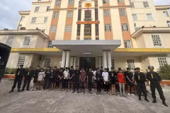 Những thanh, thiếu niên bị lực lượng công an đưa về trụ sở làm việc. (Nguồn: Công an tỉnh Quảng Ngãi)