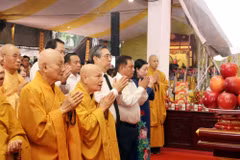 Dâng hương tưởng niệm các anh hùng liệt sỹ, đồng bào yêu nước đã ngã xuống trong Chiến dịch Mậu Thân 1968 đang được chôn cất tại Công viên Lê Thị Riêng. (Ảnh: Xuân Khu/TTXVN)