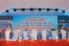 Các đại biểu thực hiện nghi thức khởi công dự án. (Ảnh: Ngọc Thiện/TTXVN)