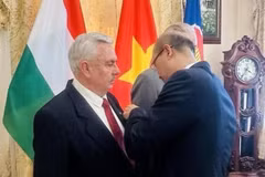 Đại sứ Việt Nam tại Hungary Bùi Lê Thái trao Huân chương Hữu nghị cho ông Váraljai Márton và ông Botz László. (Ảnh: TTXVN phát)