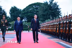 Thủ tướng Lê Minh Hưng và Thủ tướng Saleumxay Kommasith duyệt Đội danh dự Quân đội nhân dân Lào. (Ảnh: Dương Giang/TTXVN)