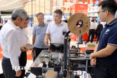 Du khách tham quan một gian trưng bày tại Techfest Hải Phòng. (Ảnh: Hoàng Ngọc/TTXVN)