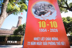 Pano "Nhiệt liệt chào mừng 72 năm Ngày giải phóng Thủ đô" cỡ lớn bố trí trước khu vực Cột cờ Hà Nội. (Ảnh: Hoàng Hiếu/TTXVN)
