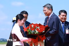 Lễ đón Thủ tướng Lê Minh Hưng đến Thủ đô Vientiane bắt đầu chuyến thăm chính thức Cộng hòa Dân chủ Nhân dân Lào. (Ảnh: Dương Giang/TTXVN)