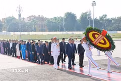 Chủ tịch Quốc hội Trần Thanh Mẫn dẫn đầu Đoàn đại biểu đến đặt vòng hoa, vào Lăng viếng Chủ tịch Hồ Chí Minh. (Ảnh: Doãn Tấn/TTXVN)