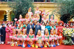 Tổng Bí thư, Chủ tịch nước Tô Lâm và Phu nhân Ngô Phương Ly cùng Tổng thống Hàn Quốc Lee Jae Myung và Phu nhân Kim Hye Kyung chụp ảnh chung với các nghệ sỹ biểu diễn nghệ thuật chào mừng. (Ảnh: Thống Nhất/TTXVN)