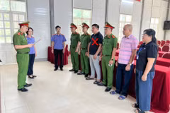 Cơ quan Cảnh sát điều tra Công an tỉnh Sơn La thi hành các quyết định tố tụng đối với Bùi Văn Hưng (dấu X). (Nguồn: Công an tỉnh Sơn La)