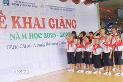 Các bệnh nhi tham gia Lớp học Hoa hướng dương hát Quốc ca trong Lễ khai giảng năm học mới 2025-2026. (Ảnh: Đinh Hằng/TTXVN)