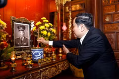 Chủ tịch Quốc hội Trần Thanh Mẫn dâng hương tưởng niệm Đại tướng Lê Đức Anh. (Ảnh: Doãn Tấn/TTXVN)