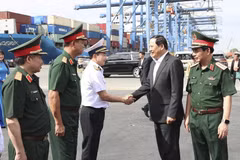 Thủ tướng Lào Sonexay Siphandone cùng đoàn công tác tham quan Trung tâm Điều hành sản xuất tại Cảng Tân Cảng-Cát Lái. (Ảnh: TTXVN phát)
