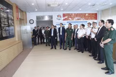 Thủ tướng Lào Sonexay Siphandone cùng đoàn công tác tham quan Trung tâm An ninh tại Cảng Tân Cảng-Cát Lái. (Ảnh: TTXVN phát)