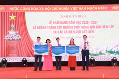 Thứ trưởng Bộ Giáo dục và Đào tạo Đoàn Trung Kiên và ông Phạm Vĩnh Thái, thành viên Hội đồng thành viên-Tổng Biên tập Nhà xuất bản Giáo dục Việt Nam trao biển tặng sách cho đại diện Ban Giám hiệu các trường Phổ thông nội trú Tiểu học và Trung học cơ sở. (Nguồn: Nhà xuất bản Giáo dục Việt Nam)