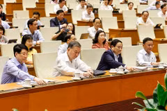 Tổng Bí thư Tô Lâm. Chủ tịch nước Lương Cường, Thủ tướng Phạm Minh Chính và đại biểu ấn nút thông qua các nghị quyết và luật. (Ảnh: Doãn Tấn/TTXVN)