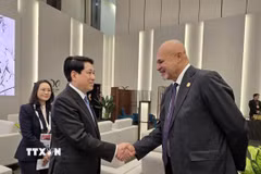 Chủ tịch nước Lương Cường gặp Phó Thủ tướng, Trưởng đoàn Papua New Guinea John Rosso. (Ảnh: TTXVN phát)