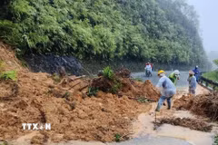 Khắc phục sự cố sạt lở trên Quốc lộ 49, thành phố Huế. (Ảnh: TTXVN phát)