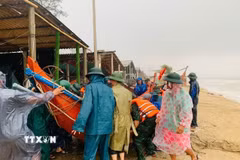 Ủy ban Nhân dân xã Mỹ Thủy huy động các lực lượng chức năng và người dân hỗ trợ đưa tài sản ra khỏi khu vực nguy hiểm. (Ảnh: TTXVN phát)
