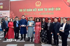 Thứ trưởng Bộ Văn hóa, Thể thao và Du lịch Trịnh Thị Thủy, Đại sứ Việt Nam tại Nhật Bản Phạm Quang Hiệu, Thống đốc tỉnh Kanagawa Kuroiwa Yuji chụp ảnh lưu niệm tại gian hàng của Việt Nam. (Ảnh: Bùi Hà/TTXVN)