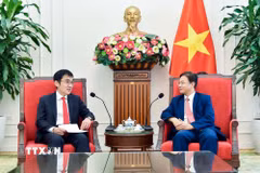 Thứ trưởng Bộ Ngoại giao Ngô Lê Văn tiếp Chủ tịch Viện Nghiên cứu Kinh tế ASEAN-Đông Á (ERIA) Watanabe Tetsuya. (Ảnh: TTXVN)