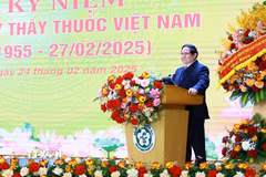 Thủ tướng Phạm Minh Chính chúc mừng đội ngũ cán bộ, bác sỹ, y sỹ nhân viên y tế. (Ảnh: Dương Giang/TTXVN)