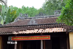 Mái hiên trước Nhà lưu niệm Phan Châu Trinh ở xã Tây Hồ, thành phố Đà Nẵng, bị sạt một mảng lớn. (Ảnh: Đỗ Trưởng/TTXVN)